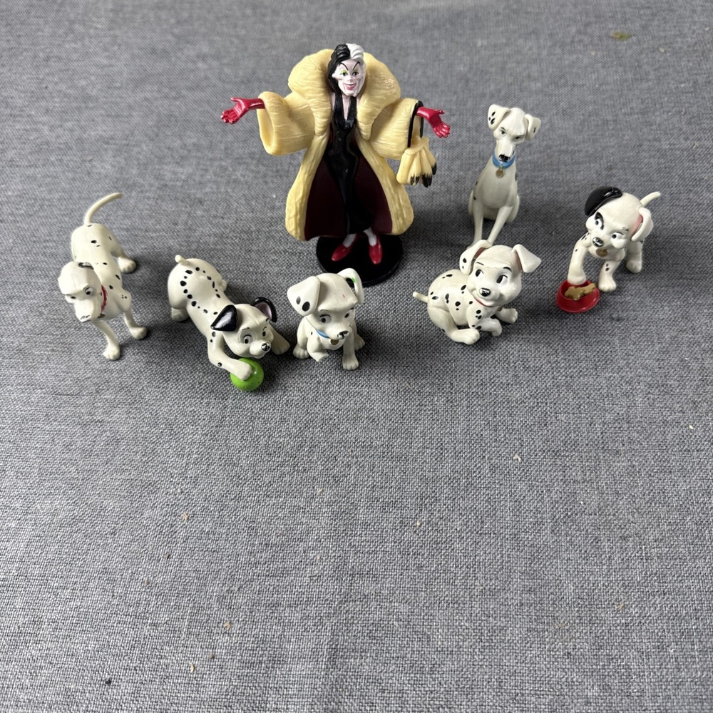Disney 101 Dalmatians Figures Lot Of 7 Cruella de Vil, With 6 Puppies